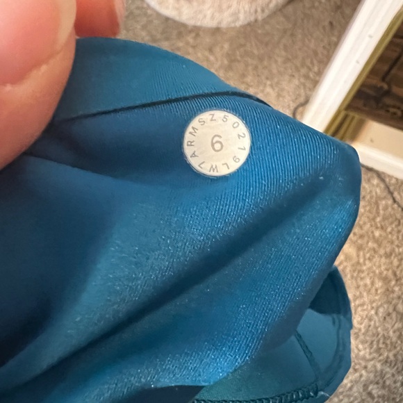 Womens size 6 Lululemon shorts - Picture 4 of 4